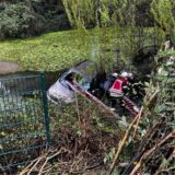 Ein Auto ist nach einem Unfall in einem Tümpel in Dortmund-Holzen gelandet.