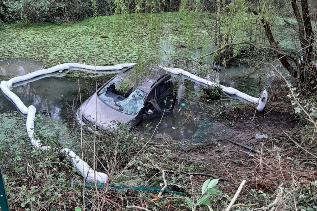 Ein Auto nach einem Unfall in einem Tümpel in Dortmund. Ein Auto nach einem Unfall in einem Tümpel in Dortmund.