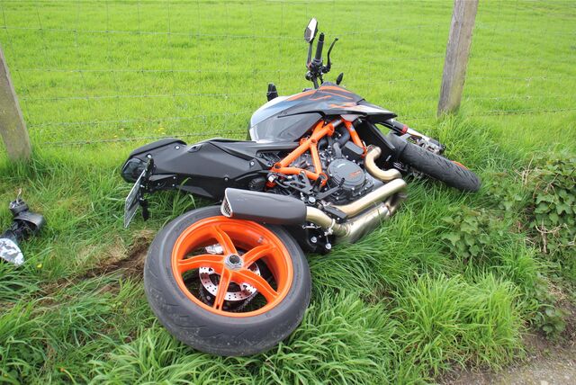 Motorrad im Rasen