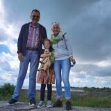 Ein und Mann und eine Frau mit einem kleinen Kind in der Mitte.