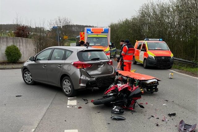 Ein demoliertes Motorrad liegt hinter einem Auto: Auf der Westhofener Straße in Hagen-Garenfeld ist es am Osterwochenende zu einem schweren Unfall gekommen.