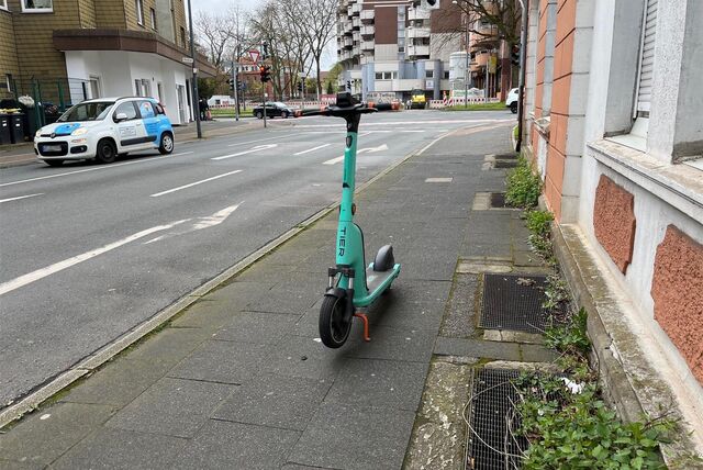 Ein mintgrüner E-Scooter steht in Herten mitten auf einem Gehweg.