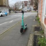 Ein mintgrüner E-Scooter steht in Herten mitten auf einem Gehweg.