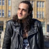 Koray Tokmak steht vor dem Reiterbrunnen in Castrop-Rauxel