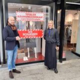 Isabel und Achim Prange stehen vor ihrem Outlet in Recklinghausen.