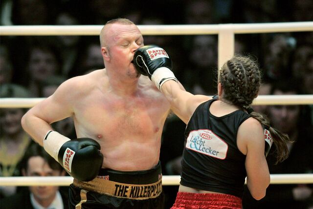 Die ehemalige Boxweltmeisterin Regina Halmich und Fernsehmoderator Stefan Raab boxen in der ausverkauften Kölnarena gegeneinander.