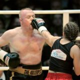 Die ehemalige Boxweltmeisterin Regina Halmich und Fernsehmoderator Stefan Raab boxen in der ausverkauften Kölnarena gegeneinander.