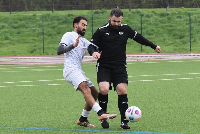 Tolga Dindar (l.) von Kültürspor Datteln II und Till Spriewald (DJK SF Datteln II) kämpfen im Mittelfeld um den Ball.
