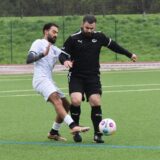 Tolga Dindar (l.) von Kültürspor Datteln II und Till Spriewald (DJK SF Datteln II) kämpfen im Mittelfeld um den Ball.