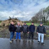 Markus Wengelinski, Landwirt Heribert Merten, Nico Heinemann, Lucas Lau und Veith Mono (v.l.) stehen vor dem Ostefeuer-Haufen der BSG Röllinghausen-Berghausen in Recklinghausen, das nicht entzündet werden durfte