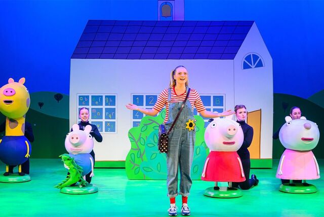 Bühnenshow mit Peppa-Wutz-Charakteren.