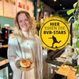 Marie Pinkvoss ist Filialleiterin des „Beezou“. Auf dem Tellerchen präsentiert sie eine frisch gebackene Zimtschnecke, die selbst BVB-Profis ihre gesunde Ernährung über Bord werfen lässt.