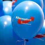 Luftballons mit dem Logo der AfD
