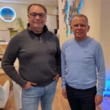 Waldemar Koziol und Gregor Kroker stehen in einem Reisebüro in Recklinghausen.