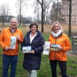 Drei Personen vor Schloss Raesfeld.