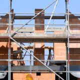 Ein Gerüst vor einem Haus, das gerade gebaut wird.