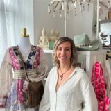 Sandra Breuer steht in ihrem Geschäft Rosali’s neben einem Kleid.
