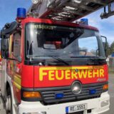Zwei Einsatzfahrzeuge der Hertener Feuerwehr stehen an der Zufahrt zum Danziger Ring  im Süden der Stadt.