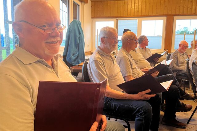 Männer mit Gesangbuch in der Hand