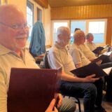 Männer mit Gesangbuch in der Hand