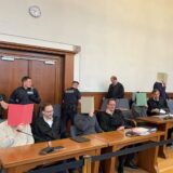 Die angeklagten Polizisten und ihre Verteidiger kurz vor Beginn des zehnten Verhandlungstages (3.4.) am Dortmunder Schwurgericht.