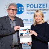 Zwei Vertreter der Polizei zeigen die neue Statistik.