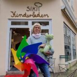 Kirsten Stranghöner steht mit einem Stofftier auf dem Arm vor ihrem Siki-Kinderladen in Recklinghausen.