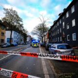 Ein Abschnitt der Bochumer Straße in Recklinghausen, der mit Flatterband abgesperrt wurde, im Hintergrund ein Polizeiauto.