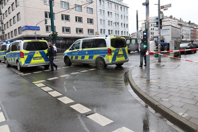 Zwei Polizeiautos stehen an einer Unfallstelle in Düsseldorf