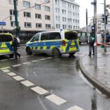 Zwei Polizeiautos stehen an einer Unfallstelle in Düsseldorf