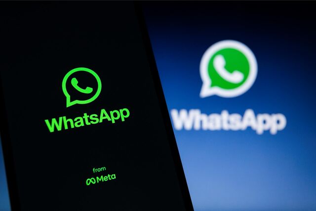 Das Icon der App Whatsapp ist auf einem Smartphone zu sehen.