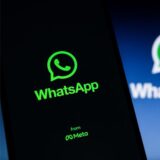 Das Icon der App Whatsapp ist auf einem Smartphone zu sehen.