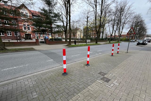 Vier rot-weiße Absperrpfosten stehen vor der Grundschule Astrid-Lindgren in Recklinghausen-Suderwich.