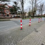 Vier rot-weiße Absperrpfosten stehen vor der Grundschule Astrid-Lindgren in Recklinghausen-Suderwich.