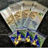 Vier 5 Euro Scheine und vier eingepackte Castroper Enten werden präsentiert.
