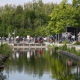 Menschen genießen die Sonne am Phoenixsee