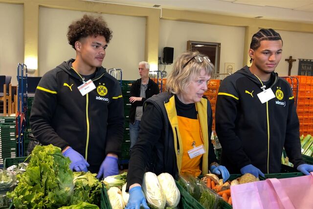 BVB U19 Spieler helfen bei der Lebensmittelausgabe