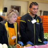 BVB U19 Spieler helfen bei der Lebensmittelausgabe