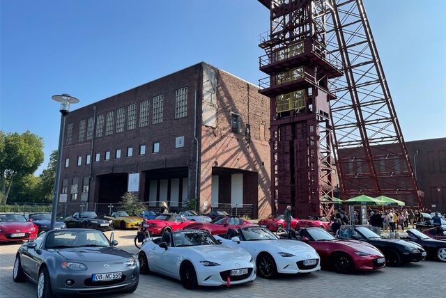 Ein paar Autos der Marke Mazda MX5 stehen auf dem Gelände der Hertener Zeche Schlägel und Eisen.