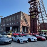 Ein paar Autos der Marke Mazda MX5 stehen auf dem Gelände der Hertener Zeche Schlägel und Eisen.