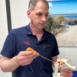 Dr. Jens Möller (Bild) und Dr. Ralf Asholt praktizieren vorübergehend in einer Containerpraxis.