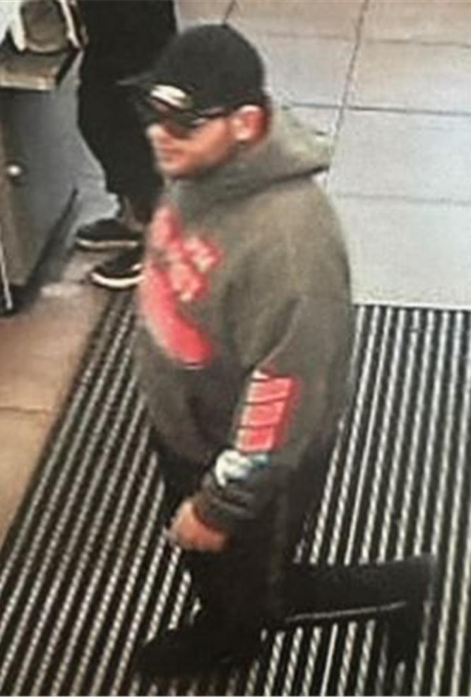 Ein kräftiger Mann mit Kappe und Sonnenbrille betritt den SB-Bereich einer Bankfiliale. Ein kräftiger Mann mit Kappe und Sonnenbrille betritt den SB-Bereich einer Bankfiliale.