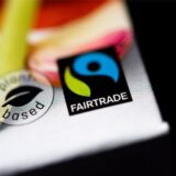 Das Fairtrade-Siegel ist auf einer Lebensmittelverpackung.