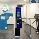 Gerrit Beckmann, Centermanager im Palais Vest in Recklinghausen, und einen Sanifair-Zugang zu einer Toilettenanlage.
