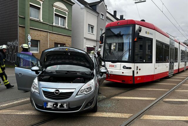 Unfall. Ein Auto ist mit einer Stadtbahn zusammengeprallt