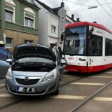 Unfall. Ein Auto ist mit einer Stadtbahn zusammengeprallt