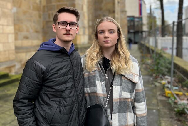 Moritz Pelc und Emily Schwanke aus Hamburg waren am Mittwochabend Augenzeugen des tödlichen Polizei-Schusses an der Reinoldikirche. Tags darauf sind sie zum Ort des Geschehens zurückgekehrt.