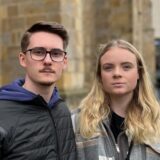 Moritz Pelc und Emily Schwanke aus Hamburg waren am Mittwochabend Augenzeugen des tödlichen Polizei-Schusses an der Reinoldikirche. Tags darauf sind sie zum Ort des Geschehens zurückgekehrt.