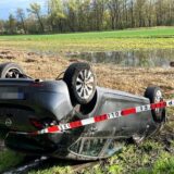 Auto liegt am Straßenrand