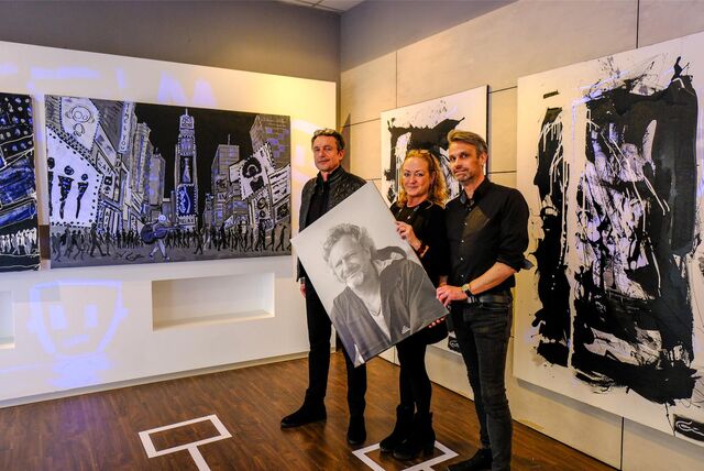 Christian Kordas, Frauke Barta und Christian Dox stehen vor Kunstwerken in der Markenbude in Recklinghausen.